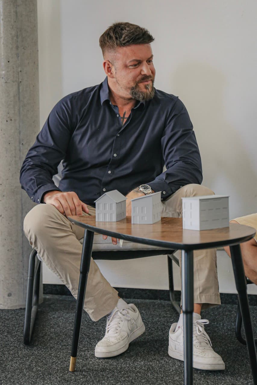 Die Baubranche verändert sich stetig durch neue Technologien und Innovationen – wir bleiben am Puls der Zeit und investieren kontinuierlich in unser Know-how.